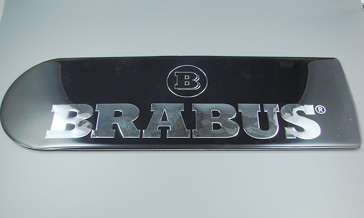 Schwarzes 3D Etikett mit Aufschrift "BRABUS"
