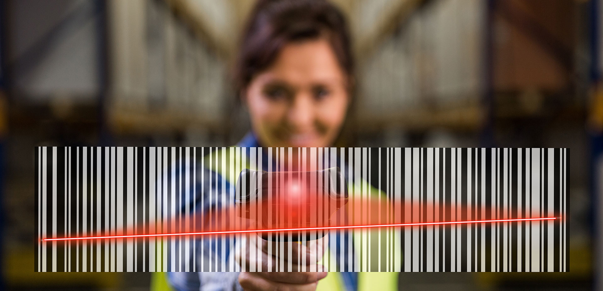 Frau scannt virtuellen Barcode